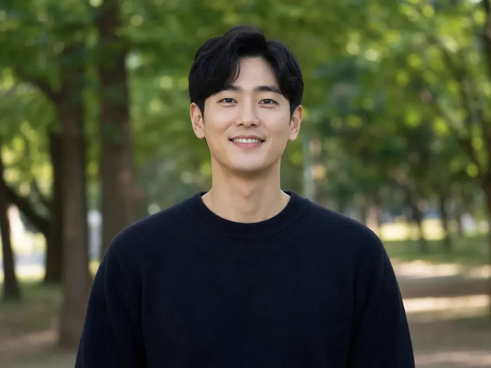 공원에서 편안하게 웃는 남성
